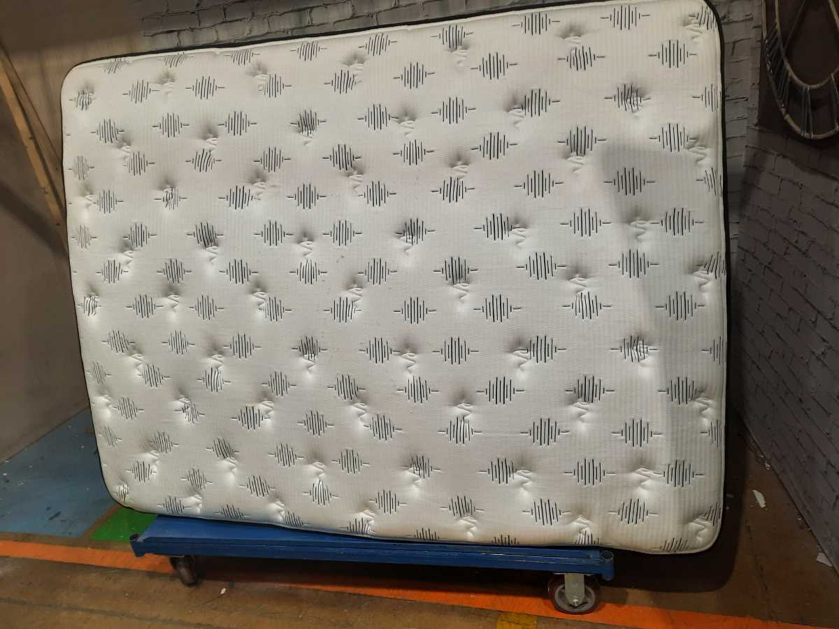 Ultra Luxury Pillow Top Mattress - Queen - Gallery Image 6